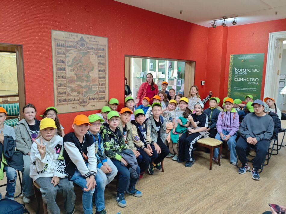 Завершаем серию кураторских экскурсий по выставке “Богатство языков — единство веры”