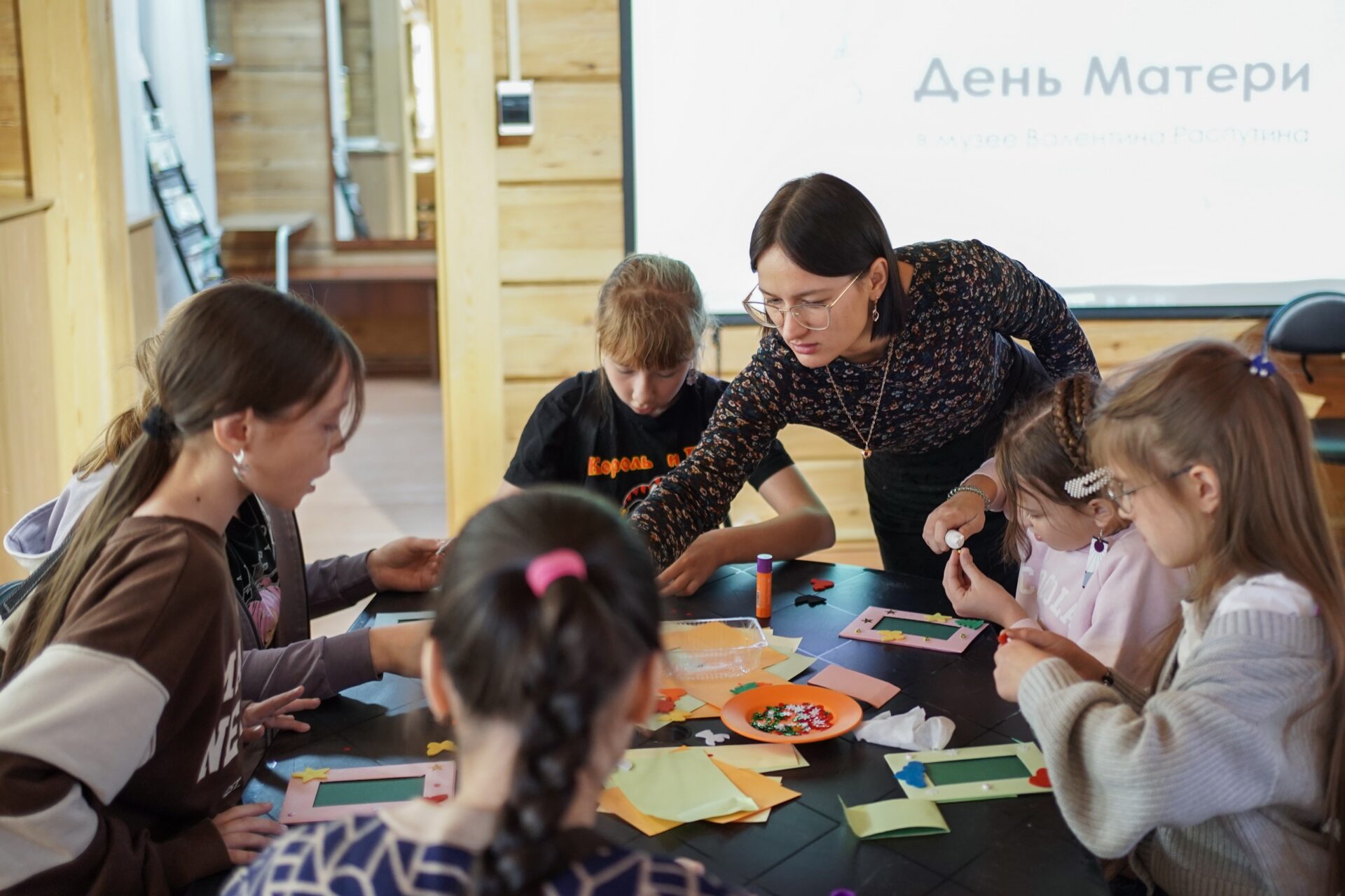 Приглашаем учащихся 1-5 классов провести День матери в Музее В.Г. Распутина