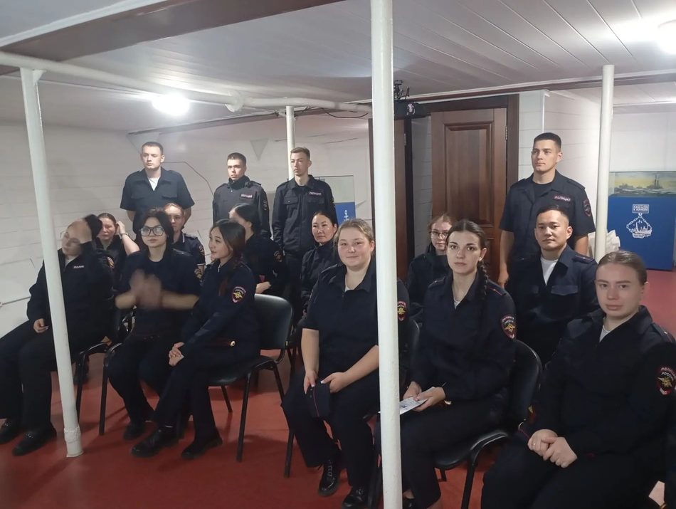 Студенты института МВД посмотрели ролик “Расходник” на ледоколе “Ангара”